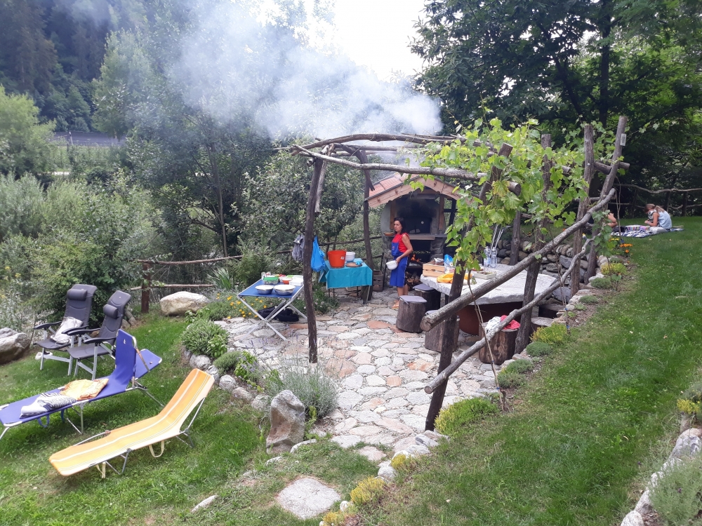 Begegnungsort mit Pizzaofen und Grill - Minicamping Saltaus / Meran - Radstation Radl Stadl